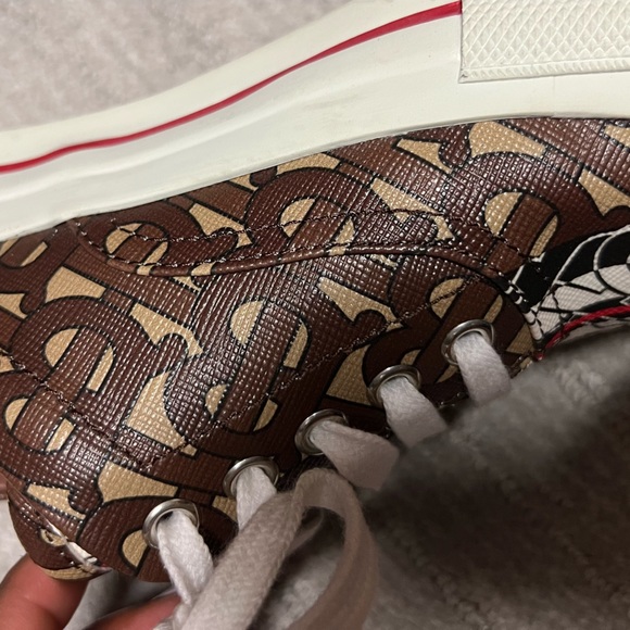 Women’s size 6 Burberry Shoes. Worn once. No damages or scratches. - Picture 5 of 15